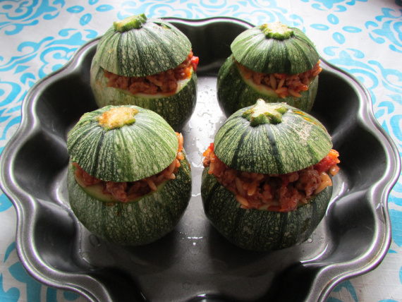 Кабачки, фаршированные мясным фаршем и рисом Кабачки, фаршированные мясным фаршем и рисом
