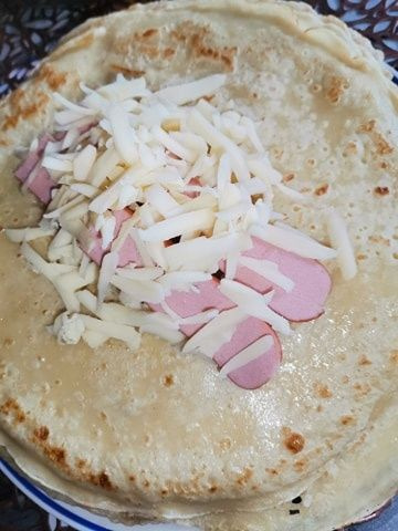 Блины с сосисками и сыром Блины с сосисками и сыром