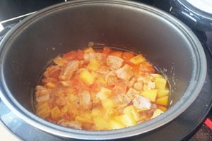 Тушеная картошка с курицей в мультиварке Тушеная картошка с курицей в мультиварке