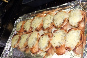 Гренки с чесноком и сыром Гренки с чесноком и сыром