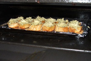 Гренки с чесноком и сыром Гренки с чесноком и сыром