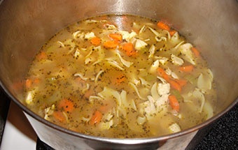 Суп с курицей и домашней лапшой Суп с курицей и домашней лапшой