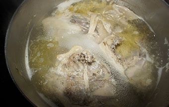 Суп с курицей и домашней лапшой Суп с курицей и домашней лапшой