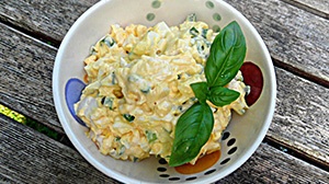 Салат с луком и яйцом Салат с луком и яйцом