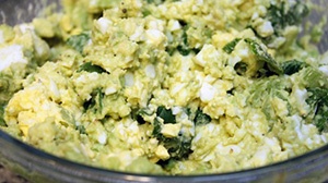Салат с луком и яйцом Салат с луком и яйцом