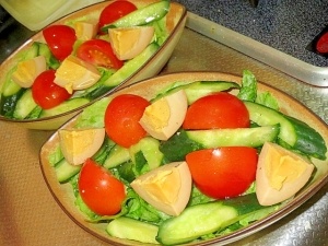 Салат с копчеными яйцами Салат с копчеными яйцами