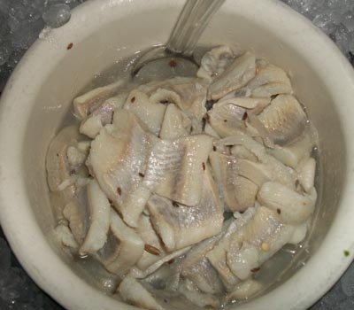 Селедка, маринованная с луком Селедка, маринованная с луком