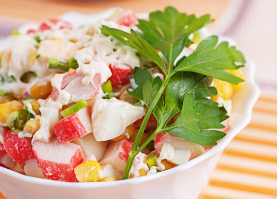 Салат с курицей и крабовыми палочками Салат с курицей и крабовыми палочками