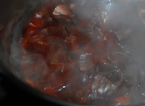 Скумбрия, вареная в луковой шелухе Скумбрия, вареная в луковой шелухе