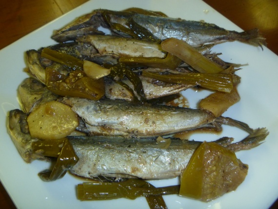 Скумбрия, вареная в луковой шелухе Скумбрия, вареная в луковой шелухе