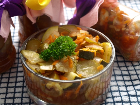 Cалат из огурцов с кабачками на зиму Cалат из огурцов с кабачками на зиму