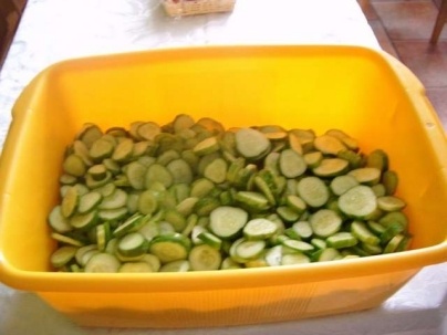 Cалат из огурцов с кабачками на зиму Cалат из огурцов с кабачками на зиму