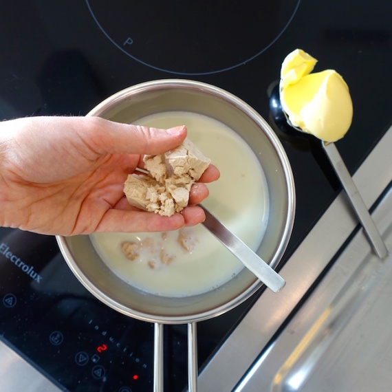 Булочки сдобные с изюмом Булочки сдобные с изюмом