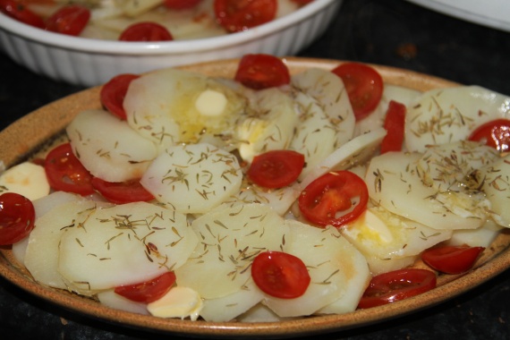 Картофель, запеченный с помидорами и сыром Картофель, запеченный с помидорами и сыром