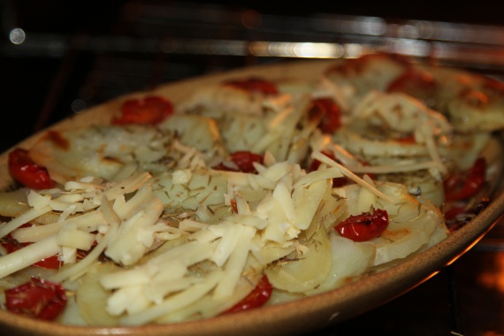 Картофель, запеченный с помидорами и сыром Картофель, запеченный с помидорами и сыром