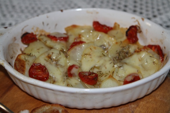 Картофель, запеченный с помидорами и сыром Картофель, запеченный с помидорами и сыром
