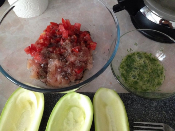 Кабачки, фаршированные курицей и помидорами Кабачки, фаршированные курицей и помидорами