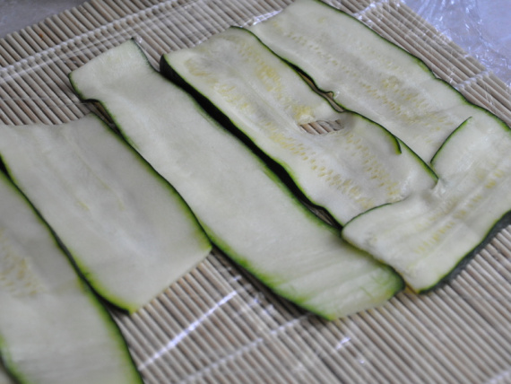Рулетики из кабачков с курицей Рулетики из кабачков с курицей