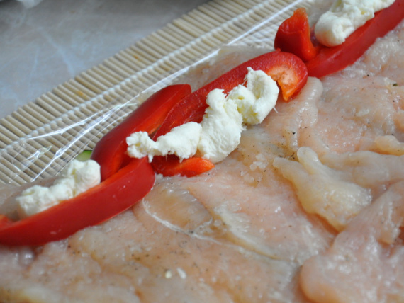 Рулетики из кабачков с курицей Рулетики из кабачков с курицей