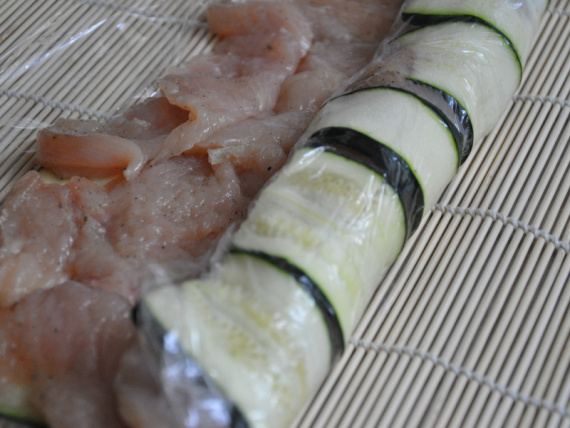 Рулетики из кабачков с курицей Рулетики из кабачков с курицей