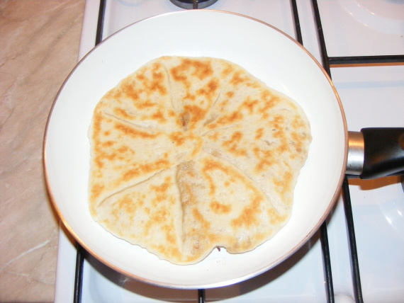 Пирог с мясом на сковороде Пирог с мясом на сковороде