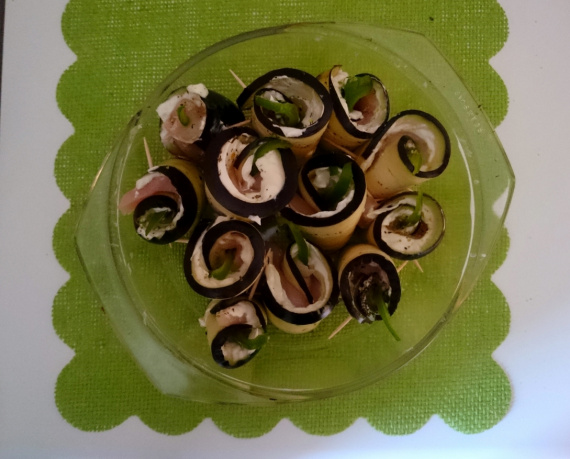 Рулеты из баклажанов с курицей Рулеты из баклажанов с курицей