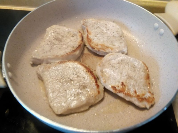 Свиные отбивные, запеченные с капустой и беконом Свиные отбивные, запеченные с капустой и беконом
