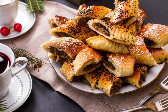 Пирожки с квашеной капустой и грибами Пирожки с квашеной капустой и грибами
