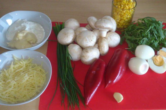 Салат с кукурузой, яйцами и грибами Салат с кукурузой, яйцами и грибами