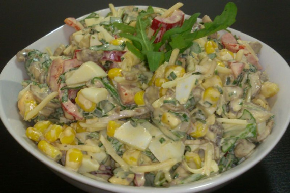 Салат с кукурузой, яйцами и грибами Салат с кукурузой, яйцами и грибами
