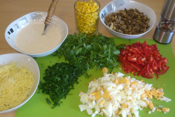Салат с кукурузой, яйцами и грибами Салат с кукурузой, яйцами и грибами