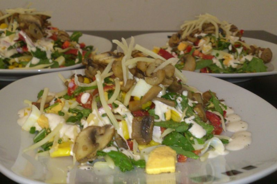Салат с кукурузой, яйцами и грибами Салат с кукурузой, яйцами и грибами