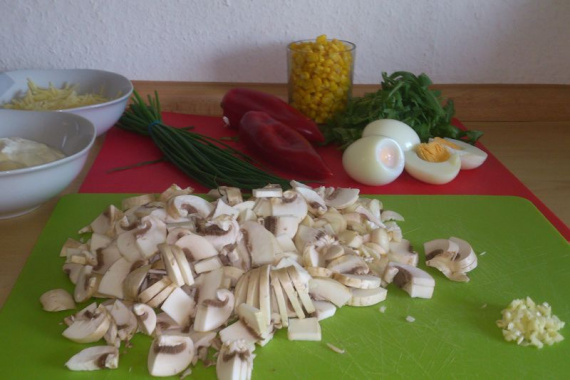 Салат с кукурузой, яйцами и грибами Салат с кукурузой, яйцами и грибами