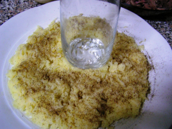 Салат с языком и гранатом Салат с языком и гранатом