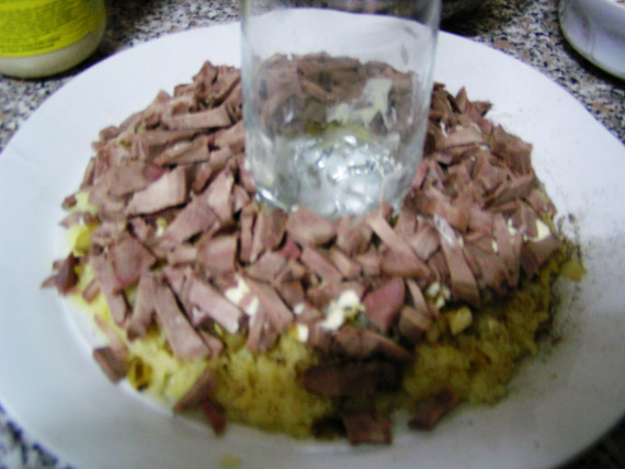 Салат с языком и гранатом Салат с языком и гранатом