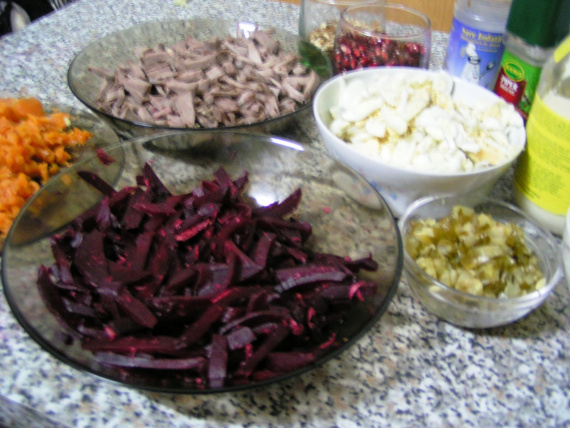 Салат с языком и гранатом Салат с языком и гранатом
