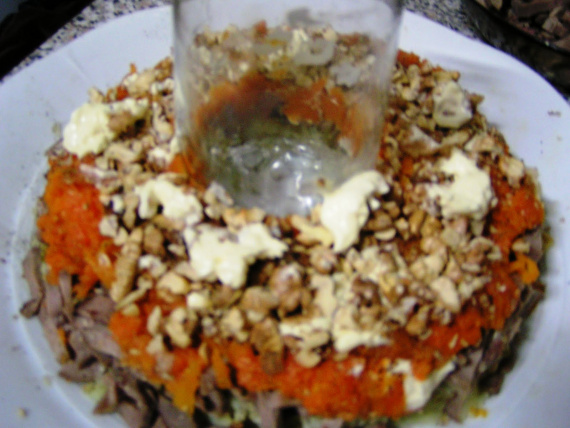 Салат с языком и гранатом Салат с языком и гранатом