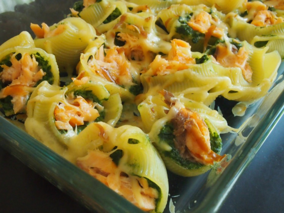 Ракушки, запеченные со шпинатом и лососем Ракушки, запеченные со шпинатом и лососем