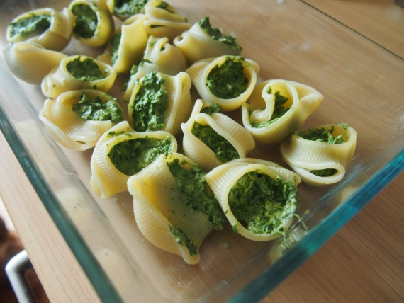 Ракушки, запеченные со шпинатом и лососем Ракушки, запеченные со шпинатом и лососем