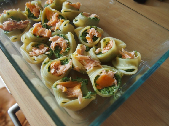 Ракушки, запеченные со шпинатом и лососем Ракушки, запеченные со шпинатом и лососем