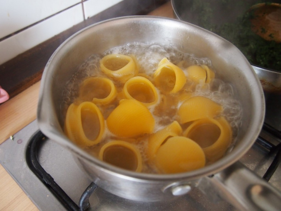Ракушки, запеченные со шпинатом и лососем Ракушки, запеченные со шпинатом и лососем
