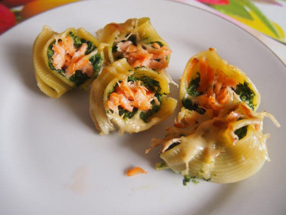 Ракушки, запеченные со шпинатом и лососем Ракушки, запеченные со шпинатом и лососем