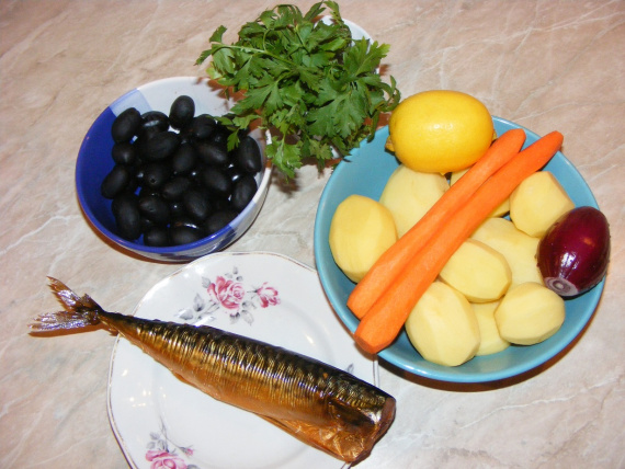 Салат с копченой скумбрией и картофелем Салат с копченой скумбрией и картофелем