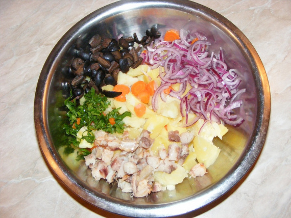 Салат с копченой скумбрией и картофелем Салат с копченой скумбрией и картофелем