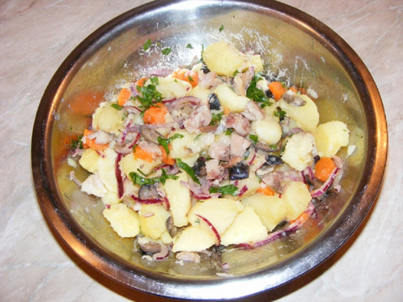 Салат с копченой скумбрией и картофелем Салат с копченой скумбрией и картофелем