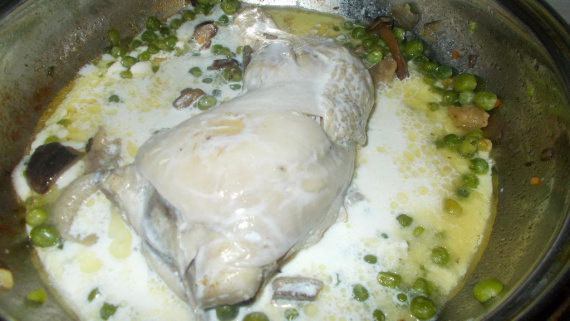 Куриная ножка с горошком и грибами Куриная ножка с горошком и грибами