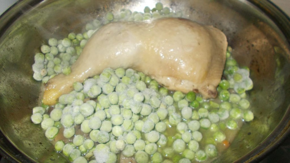 Куриная ножка с горошком и грибами Куриная ножка с горошком и грибами