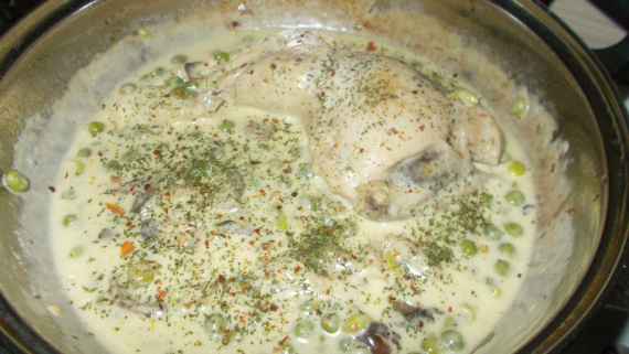 Куриная ножка с горошком и грибами Куриная ножка с горошком и грибами