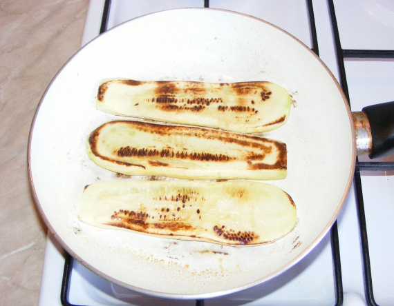 Жареные кабачки с соусом из йогурта Жареные кабачки с соусом из йогурта