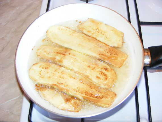 Жареные кабачки с соусом из йогурта Жареные кабачки с соусом из йогурта